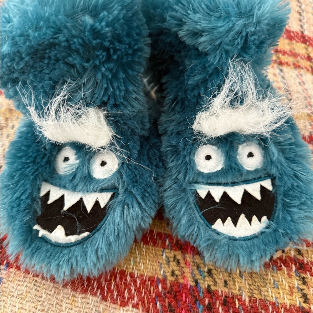 HATLEY LITTLE BLUE HOUSE, ICE MONSTER SLIPPERS IN BLUE SIZE 11/13